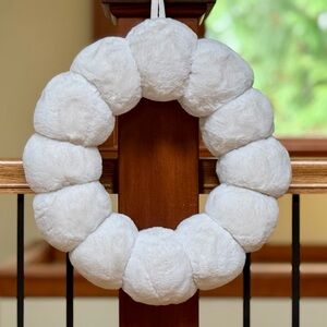 💙 LIKE NEW FAUX FUR HOLIDAY WREATH